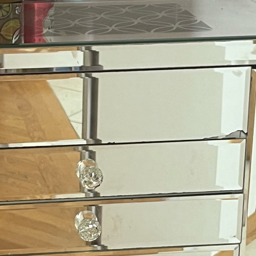 Elegant Mirrored jewelry chest with Crystal Knobs